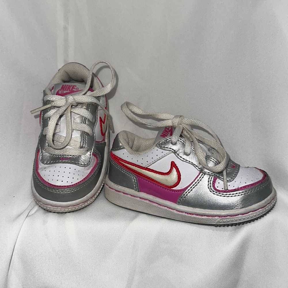 Rare 2007 toddler Nike size 6.